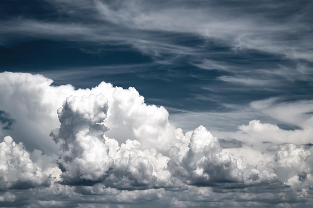 Blauer Himmel mit weißen und grauen Wolken Schwarz-Weiß-Bild