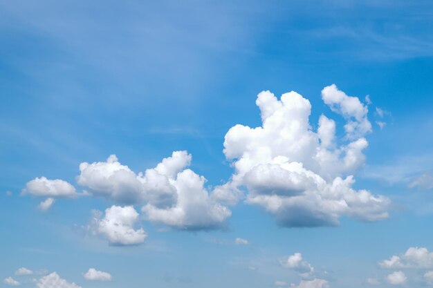 Blauer Himmel mit weißen und grauen Wolken