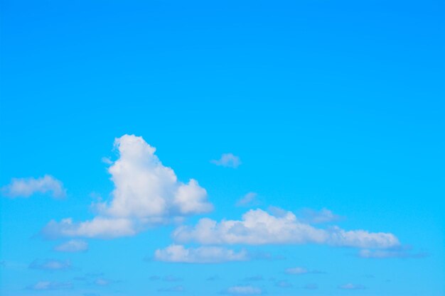 Blauer Himmel mit weißen weichen Wolken