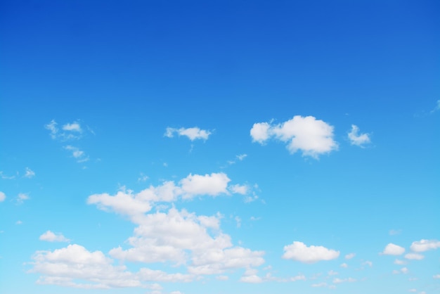 Blauer Himmel mit weißen weichen Wolken