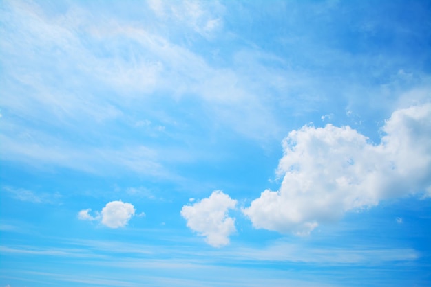 Blauer Himmel mit weißen weichen Wolken