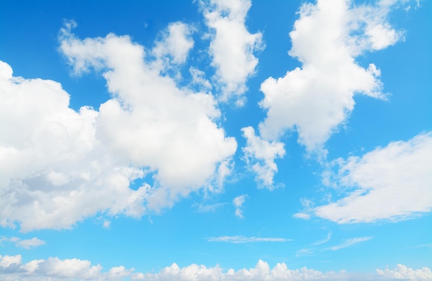 Blauer Himmel mit weißen weichen Wolken