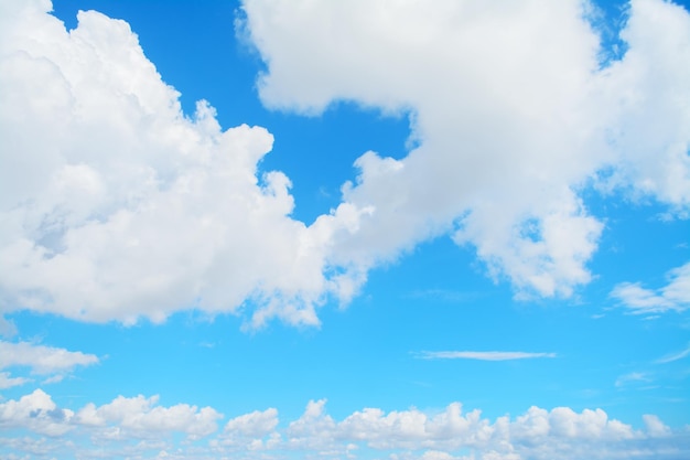 Blauer Himmel mit weißen weichen Wolken