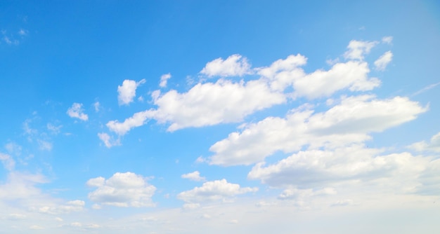 Blauer Himmel mit weißen weichen Wolken