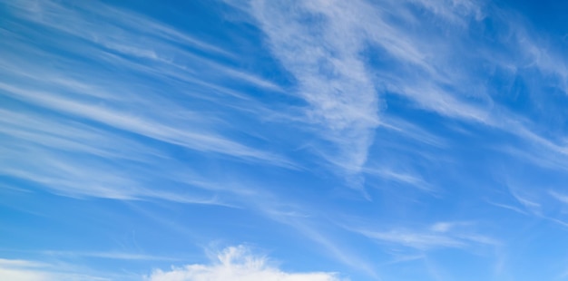 Blauer Himmel mit weißen weichen Wolken