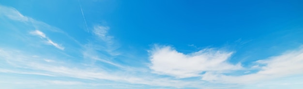 Blauer Himmel mit weißen weichen Wolken