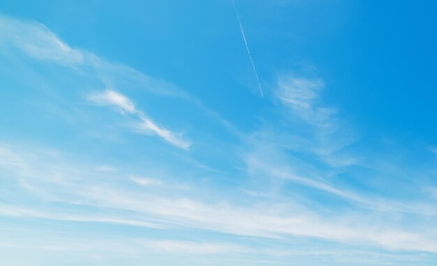 Blauer Himmel mit weißen weichen Wolken