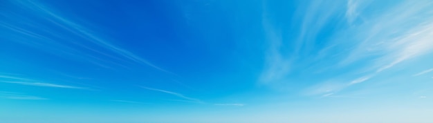 Blauer Himmel mit weißen weichen Wolken