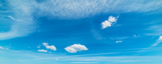 Blauer Himmel mit weißen weichen Wolken