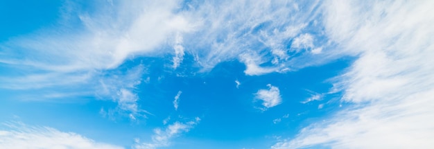 Foto blauer himmel mit weißen weichen wolken