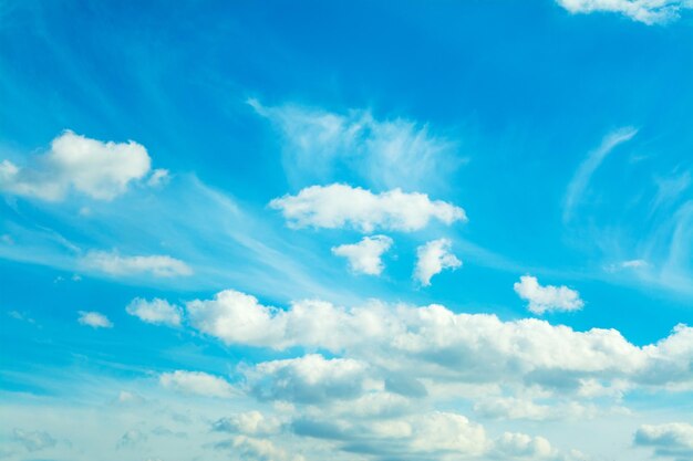 Foto blauer himmel mit weißen weichen wolken