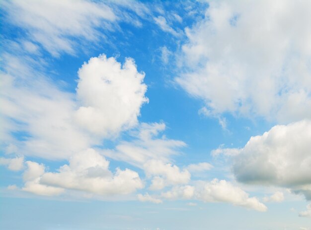 blauer Himmel mit weißen weichen Wolken