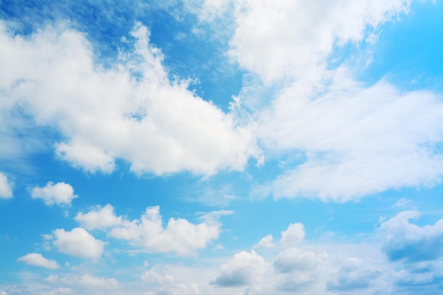 Blauer Himmel mit weißen weichen Wolken