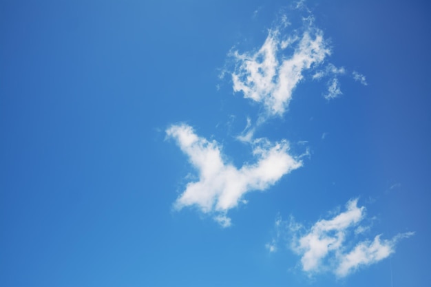 Blauer Himmel mit weißen weichen Wolken