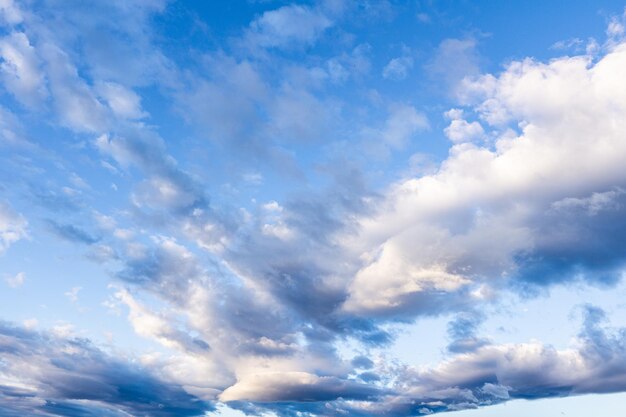 Blauer Himmel mit weißen Wolken abstrakten Hintergrund oder Textur