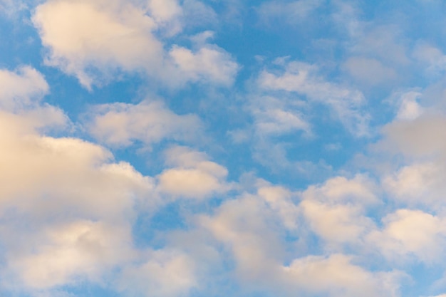 Blauer Himmel mit weißen Wolken abstrakten Hintergrund oder Textur