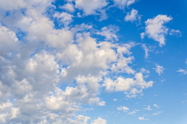 Blauer Himmel mit weißen Wolken abstrakten Hintergrund oder Textur