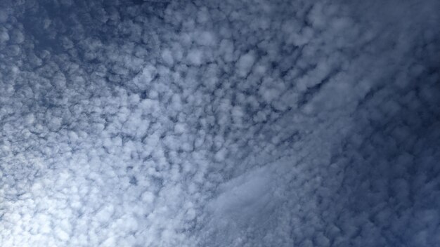 blauer Himmel mit weißen Wolken als Hintergrund verwendet werden