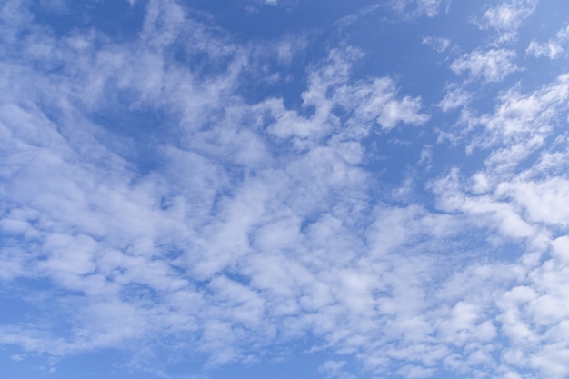 Blauer Himmel mit weißen Wolken am sonnigen Tag