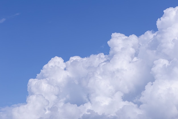 Blauer Himmel mit weißen Wolken am sonnigen Tag