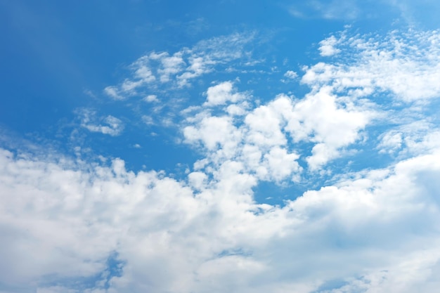 Blauer Himmel mit weißen Wolken am sonnigen Tag