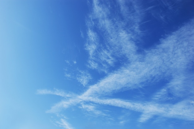 blauer Himmel mit weißen Wolken an einem hellen sonnigen Tag