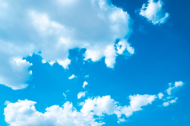 Blauer himmel mit weißen wolken an einem sonnigen tag