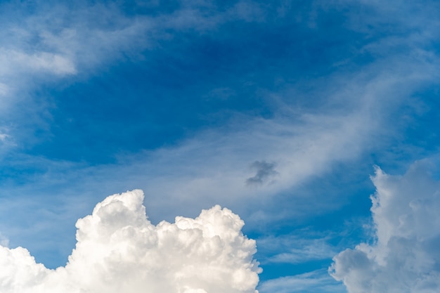 Blauer Himmel mit weißen Wolken bei sonnigem Wetter. Speicherplatz kopieren