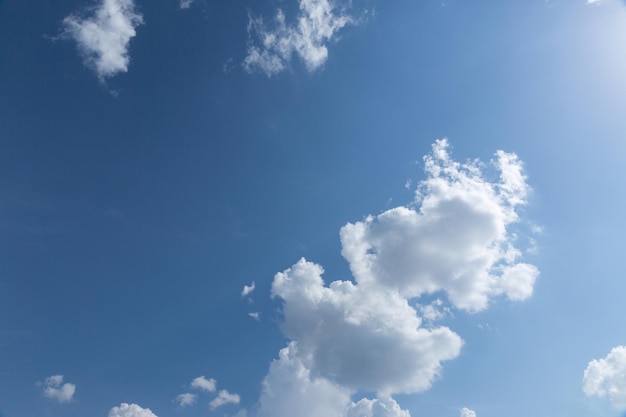 Blauer Himmel mit weißen Wolken blockierte die Sonne