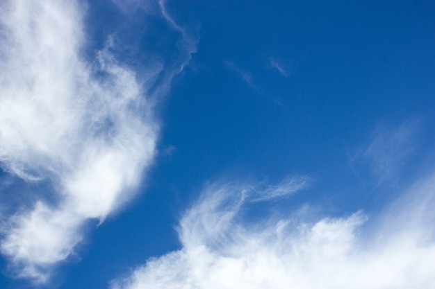 Blauer Himmel mit weißen Wolken, die sich vom Wind bewegen.