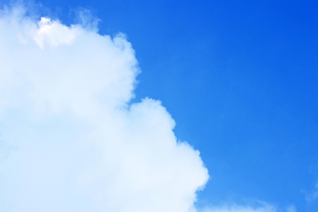 Blauer Himmel mit weißen Wolken für Hintergrund