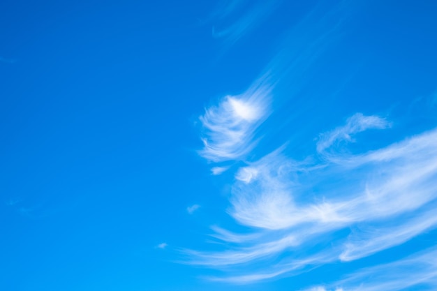 Blauer Himmel mit weißen Wolken. Himmlischer Landschaftshintergrund.