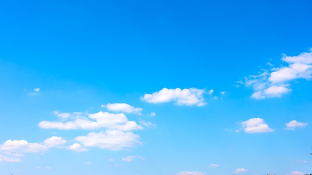 Blauer Himmel mit weißen Wolken - Hintergrund mit Platz für Ihren eigenen Text