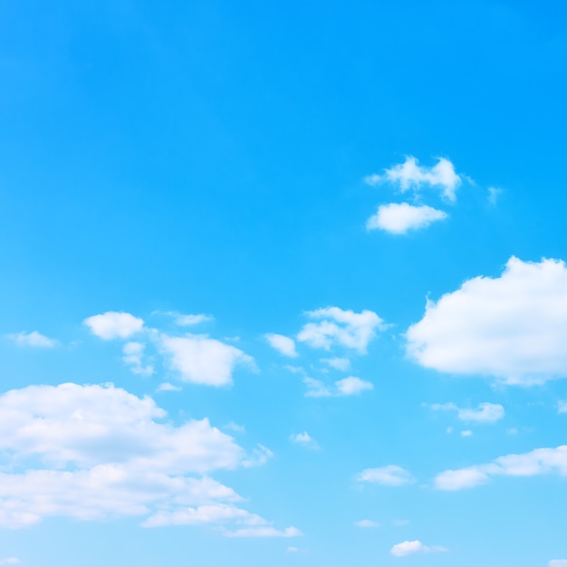 Blauer Himmel mit weißen Wolken - Hintergrund mit Platz für Ihren eigenen Text