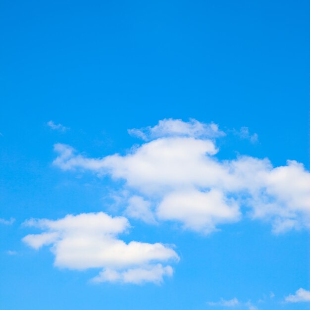 Blauer Himmel mit weißen Wolken. Hintergrund, Wolkengebilde mit Platz für Text
