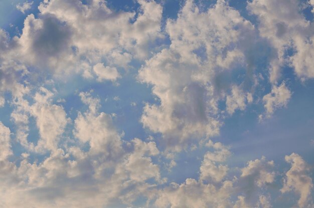 Blauer Himmel mit weißen Wolken im Hintergrund