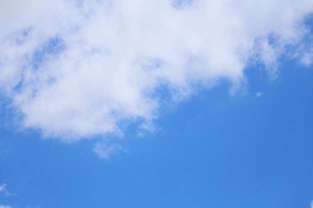 Blauer Himmel mit weißen Wolken im Tageshintergrund für Design in Ihrem Arbeitsideenkonzept.