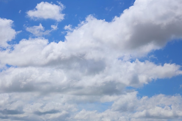 Foto blauer himmel mit weißen wolken im tageshintergrund