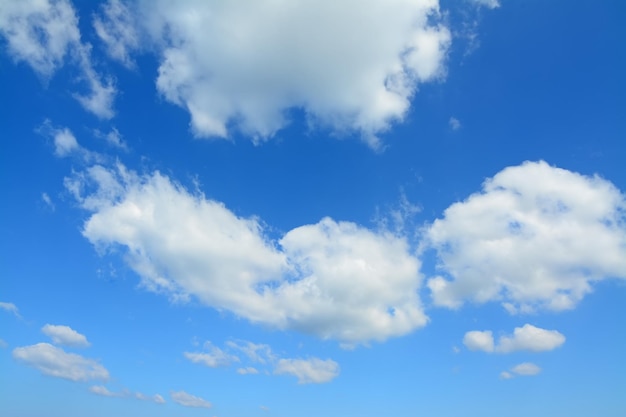 Blauer Himmel mit weißen Wolken in Sardinien