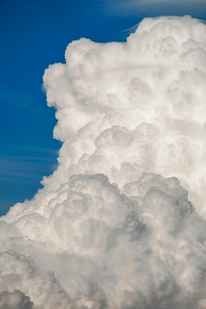 Foto blauer himmel mit weißen wolken, klarer blauer himmel mit einfachem weißem wolkenhintergrund