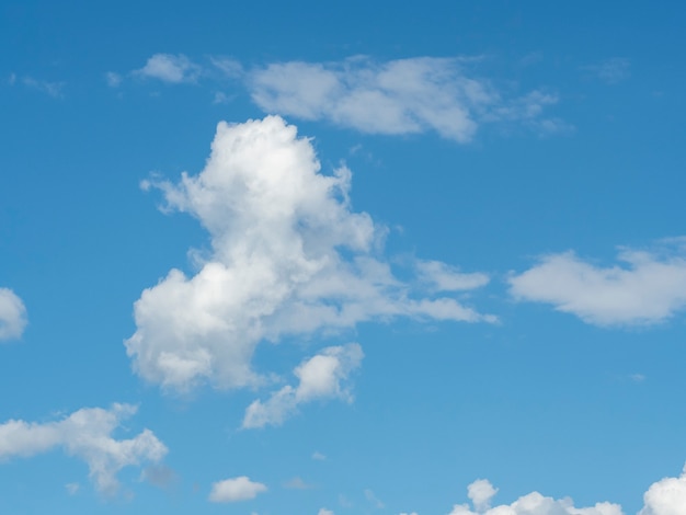 Blauer Himmel mit weißen Wolken Nahaufnahme. Textur, Vorlage