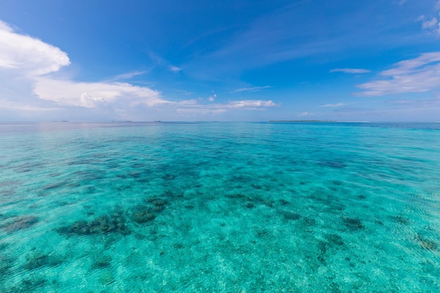 Blauer Himmel mit weißen Wolken, natürliche Meereslandschaften über blauem Meer und reflektiert auf der Wasseroberfläche