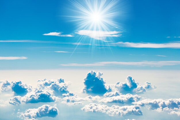 Blauer Himmel mit weißen Wolken über Luftbild von einem blauen Himmelshintergrund der Ebene Natur