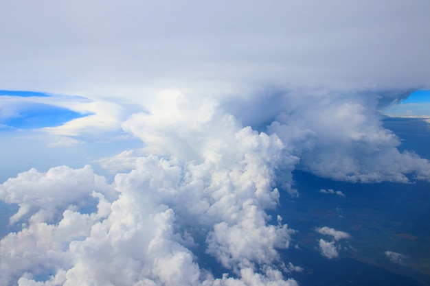 Blauer Himmel mit weißen Wolken