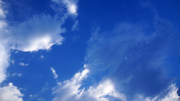 Blauer Himmel mit weißen Wolken