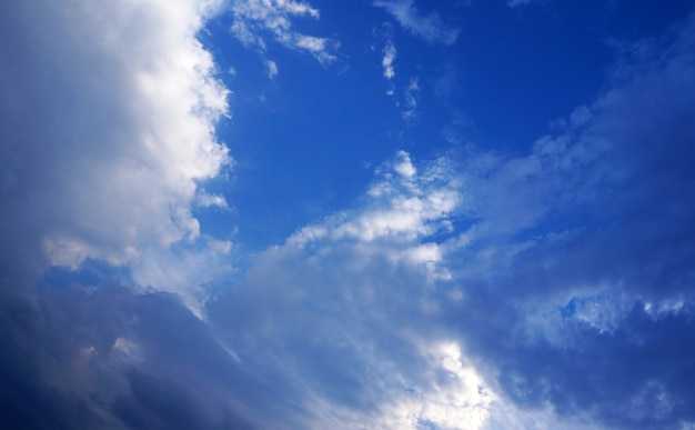 Blauer Himmel mit weißen Wolken