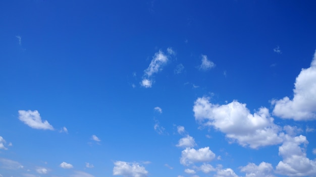 Blauer Himmel mit weißen Wolken