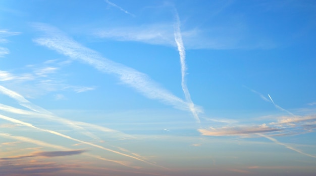 Blauer Himmel mit weißen Wolken