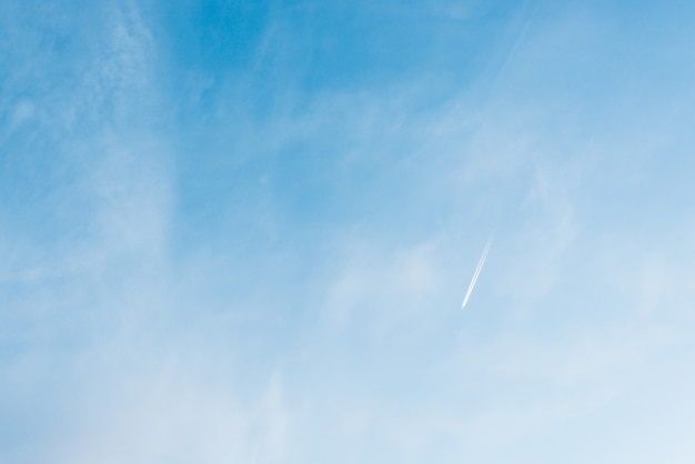 Blauer Himmel mit weißen Wolken