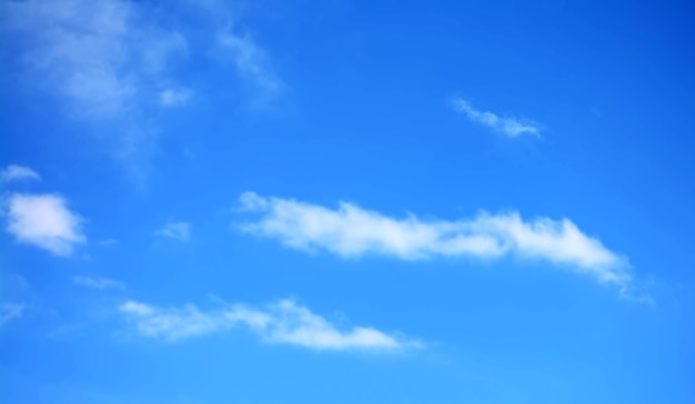 Blauer Himmel mit weißen Wolken